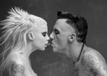 Hijo adoptivo de los Die Antwoord los acusa de abuso y explotación