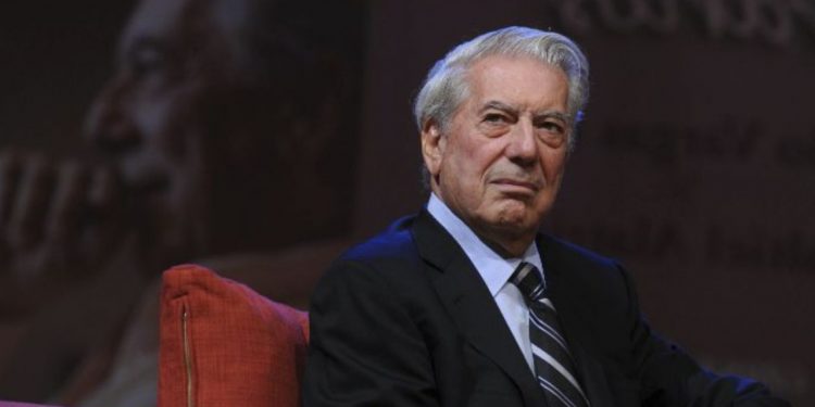 Mario Vargas Llosa está internado en Madrid por Covid