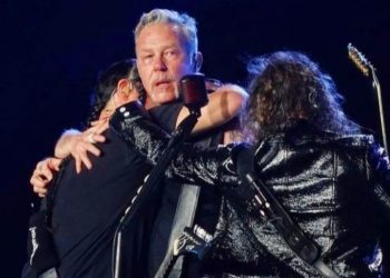 James Hetfield se quiebra en escenario y el resto de Metallica lo conforta