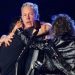 James Hetfield se quiebra en escenario y el resto de Metallica lo conforta